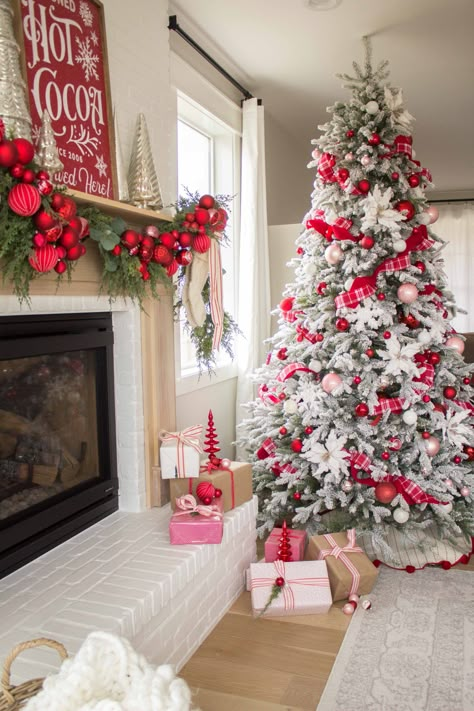 Red Christmas Decor, Christmas Tree Decorating Themes, Red White Christmas, Christmas Decor Inspiration, Pink Christmas Decorations, Christmas Themes Decorations, Red Christmas Tree, Christmas Tree Inspiration, Christmas Decorations Living Room