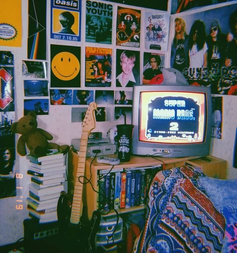 Room Decor 90s, 90s Bedroom Aesthetic, 80s Bedroom Ideas, Punk Room, 90s Room, 90s Bedroom, 80s Bedroom Aesthetic, Grunge Bedroom, Grunge Room Decor