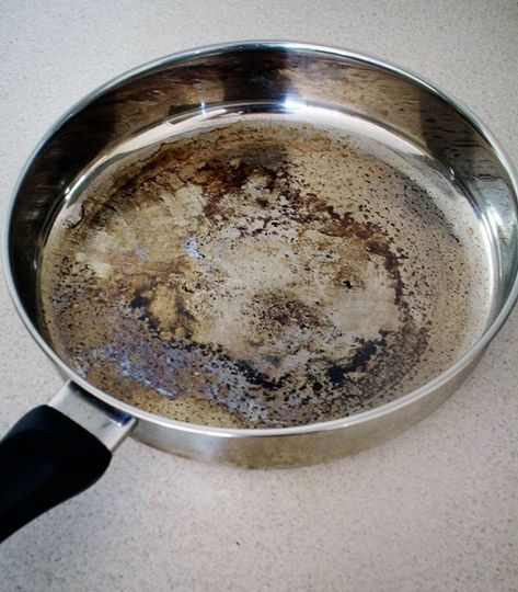 How To Clean Burnt Pots & Scorched Pans Cleaning Burnt Pans, Clean Burnt Pots, Household Cleaning Tips, Diy Cleaners, Cleaners Homemade, Natural Cleaning Products, Diy Cleaning Products, Cleaning Organizing, Kitchen Hacks