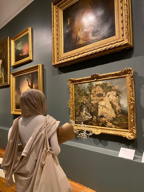 Hijabi Artist Aesthetic, Hijabi Museum Outfit, Girl In Museum Aesthetic, Brown Fashion Aesthetic, Hijabi Poses, Feminine Hijabi, Art Gallery Instagram, Hijabi Photography, 2023 Resolutions