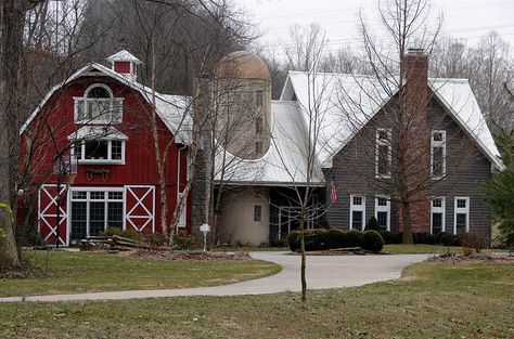 This is my favorite house.  I love barns & always wanted to live in a barn shaped house.  This one gives you the whole works.  Barn, silo, & house. Red Barn House, Shaped House, Silo House, Barn Living, Barn Renovation, Design Café, Barn Homes, Barn Conversion, Barn Style House