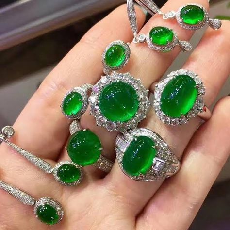 Jade Jewelry Design, Verde Jade, Tiaras Jewellery, Chinese Jewelry, Jewelry Roll, Jewelry Brands, Jade Gemstone, Gold Rings Fashion, Luxury Earrings