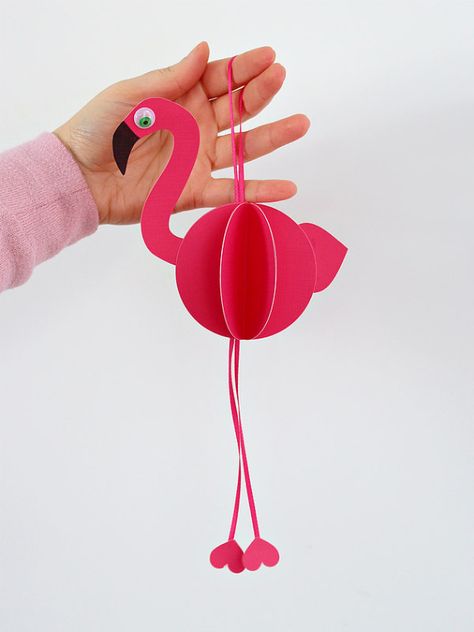 This cute flamingo paper craft project by Antonella is perfect as Valentine's Day or summer party decor. It's included in a round up of 25+ free DIYs. #flamingo #paperflamingo #valentinecraft 3d Paper Tree, Paper Flamingo, Flamingo Projects, Diy Projects To Make And Sell, Flamingo Craft, Flamingo Ornament, Fiesta Tropical, Diy Christmas Ornaments Easy, Valentine's Day Crafts For Kids