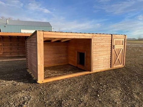 Pig House Ideas Building, Lean To Pig Shelter, Pig Enclosure, Pig Shelter Diy, Pig House Ideas, Shelter For Pigs, Portable Pig Shelter, Pig Pen Ideas, Livestock Dog Shelter