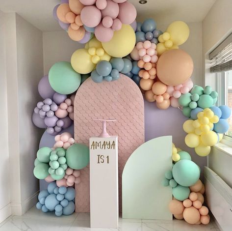 Wooden Arch Backdrop, Balloon Flower Decorations, Happy Birthday Baby Girl, Rainbow Themed Birthday Party, Princess Balloons, Moana Themed Party, Rainbow First Birthday, 1st Birthday Girl Decorations, Mermaid Birthday Party Decorations