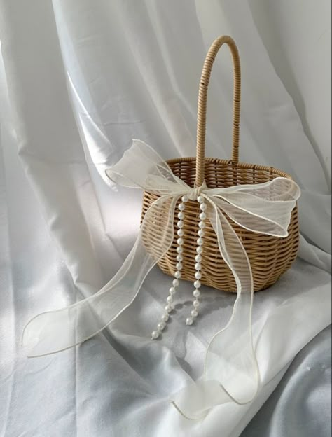 Modern Flower Girl Basket, Pearl Flower Girl Basket, Flower Girl Baskets Ideas, Bridesmaid Hamper Ideas, Basket Decoration Wedding, Flower Girl Basket Ideas, Basket Wedding Decor, Bride Basket, Handmade Hamper