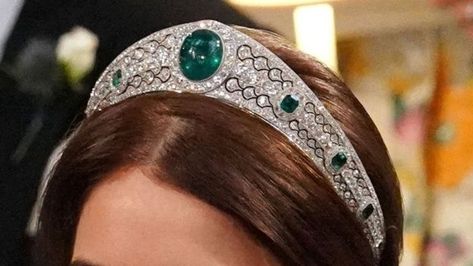 Emerald Kokoshnik Tiara, Kokoshnik Tiara, British Crown Jewels, Thigh Bands, Jack Brooksbank, Royal Crown Jewels, British Royal Families, Princess Eugenie, Finger Rings