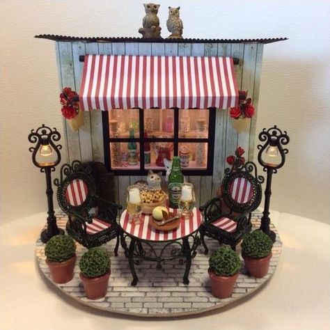 Miniature Restaurant Diy, Miniature Room Ideas, Cafe Miniature, Cafe Facade, Miniature Restaurant, Tiny Cafe, Miniature Cafe, Room Box Miniatures, Dolls House Shop