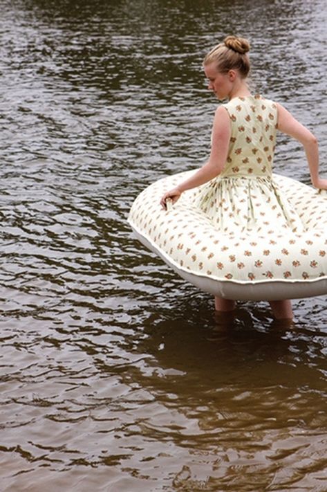 Australian artist Jacqueline Bradley has a whimsical take on swimwear: a dress with a built-in inflatable raft. Boat Dress, Float Dress, Inflatable Boat, Bones Funny, Just For Fun, Rafting, Petticoat, Look Fashion, Make Me Smile