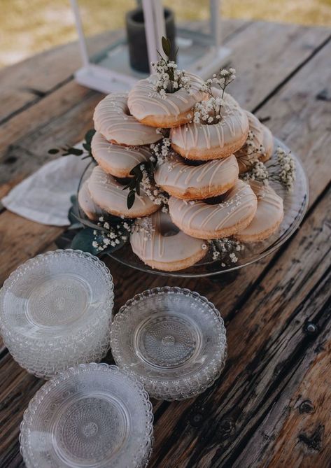 Wedding Donuts Display, Wedding Donuts Ideas, Mini Donuts Decoration, Wedding Donut Display, Donat Tower, Donut Dessert Table, Diy Dessert Table, Donut Wedding Cake, Sweet Table Wedding