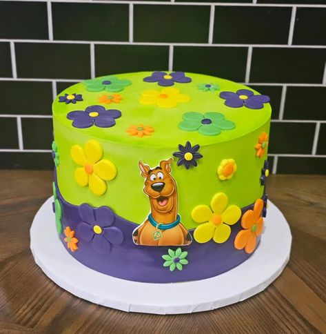 Scooby Doo themed 9 inch cake. Happy Birthday 🎂 #odenisecupcakesandsweets #smallbusiness #cakedecorating #cakesofinstagram #scoobydoo Scooby Doo Birthday Cake, 9 Inch Cake, Scooby Doo Cake, Extreme Cakes, Scooby Doo Birthday Party, Cake Happy Birthday, Cake With Fondant, Fondant Decorations, Crazy Cakes