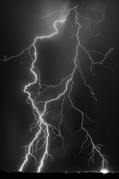 Lightning Art, Arte Jazz, Lightning Photos, Lightning Photography, Black And White Picture Wall, Photography Black And White, Edit Aesthetic, Thunder And Lightning, Lightning Storm