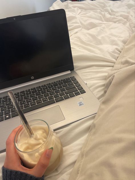 Calm aesthetic coffee hot cozy day laptop computer bed day in home Aesthetic Computer Pics, Hp Computer Aesthetic, Watching Aesthetic Laptop, Blogger Ideas Instagram, Laptop In Bed Aesthetic, Typing On Laptop Aesthetic, Grace Charis On Bed, Lap Top Aesthetic, Windows Laptop Aesthetic