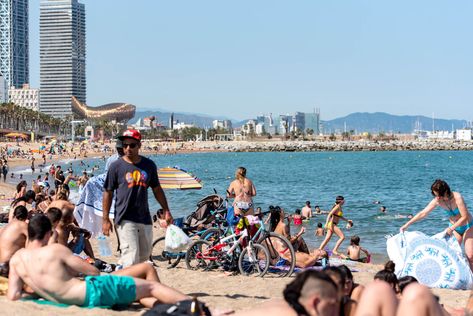 What to Wear in Barcelona in June - Wear When What Why What To Wear In Barcelona, Barcelona Packing List, Barcelona Beach, Stone Street, Smart Casual Dress, City Shorts, Barcelona Travel, Perfect Weather, City Limits