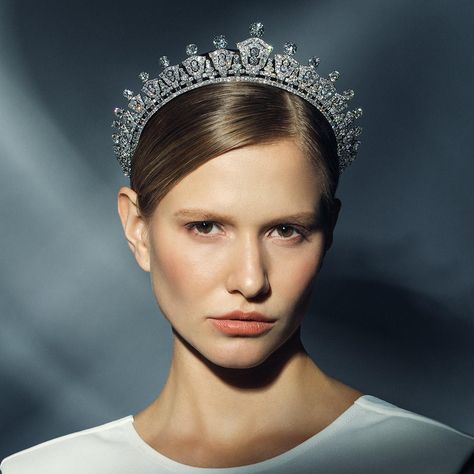 Glamorous 1930s diamond halo tiara for sale at Sotheby's, from the collection of Chandra Shumshere (1863-1929) of the Rana Dynasty of Nepal. Estimated at 270,000 CHF = 280,110 EUR Diamond Crown Aesthetic, Modern Tiara, Art Deco Tiara, Brides Maid Dresses Blue, Pink Gemstone Necklace, Crown Aesthetic, Vintage Diamond Jewelry, Glamorous Jewelry, Gold Tiara