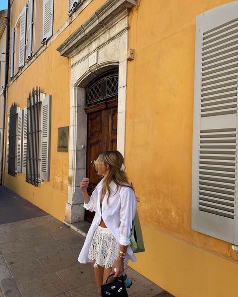 the slowest sweetest days here in Saint-Tropez France 💛 tap to follow along on IG for more italian travels, pasta and european summer outfits! Casual Church Outfits Summer, Summer Nyc Outfits, Bike Shorts Outfit Summer, Summer Bar Outfits, Dinner Outfits Summer, Summer Work Outfits Office Casual, Arielle Lorre, Nyc Outfits Summer, Summer Work Outfits Office