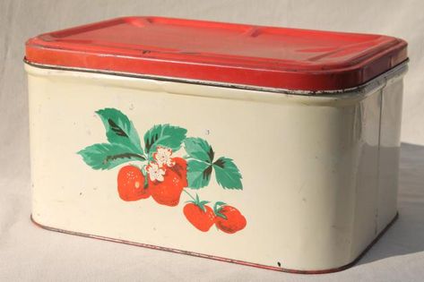 Rustic Family Room, Vintage Kitchen Accessories, Vintage Bread Boxes, Strawberry Bread, Strawberry Kitchen, Lata Vintage, Vintage Canisters, Bread Box, Kitchen Ware