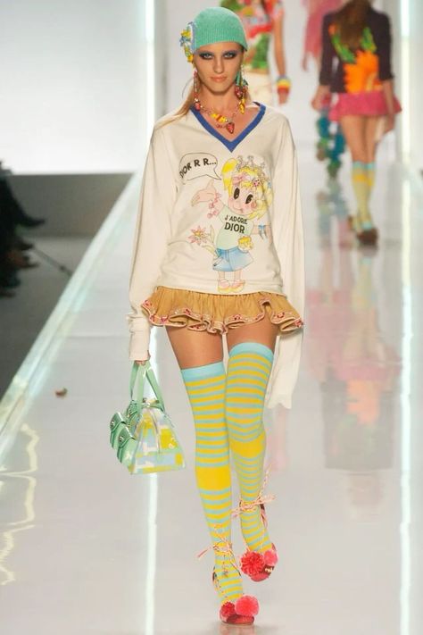 Fashion Shows Aesthetic, Fashion Creative Ads, Dior Spring 2005, 2010 Fashion Trends, Hello Kitty Fashion, Y2k Looks, 2025 Style, 2005 Fashion, Bright Outfit