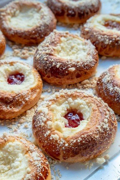 Diy Dough, Cheese Danish Recipe, Pasties Recipes, Danish Recipe, Almond Pastry, Cream Cheese Danish, Yeast Breads, Danish Pastry, Cheese Danish