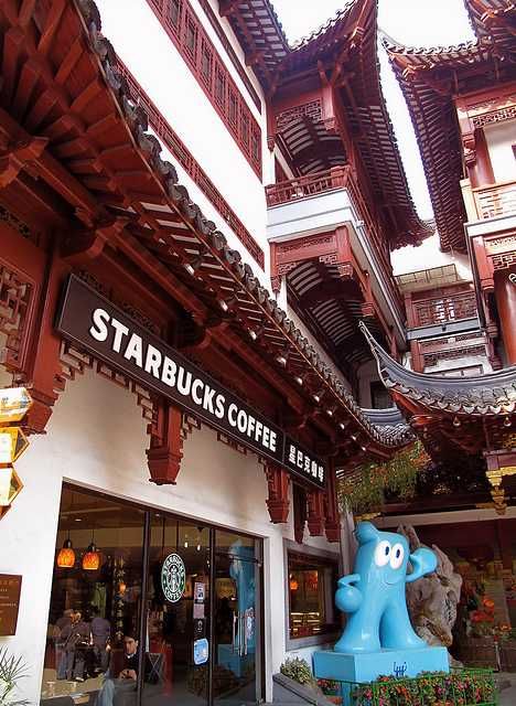 The plaza near the 400-year-old Yu Yuan Garden and Shanghai Bazaar offers access to Shanghai’s most popular tourist hotspots and as such, makes an excellent location for a high-volume Starbucks store. Trouble is, the area’s historic architecture would clash unfavorably with that of a standard Starbucks store… or actually, vice-versa. Starbucks’ solution was to camouflage the store as much as possible by incorporating the look of the area’s buildings.