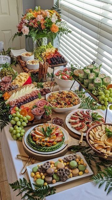 Party Food Buffet, Catering Ideas Food, Charcuterie Inspiration, Party Food Platters, Charcuterie And Cheese Board, Charcuterie Recipes, Catering Food, Food Displays, Grazing Tables