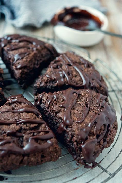 Vegan Brunch Recipes, Dark Chocolate Recipes, Healthy Chocolate Recipes, Chocolate Scones, Cream Cheese Brownies, Vegan Brunch, Scone Recipe, Chocolate Craving, Bakery Recipes