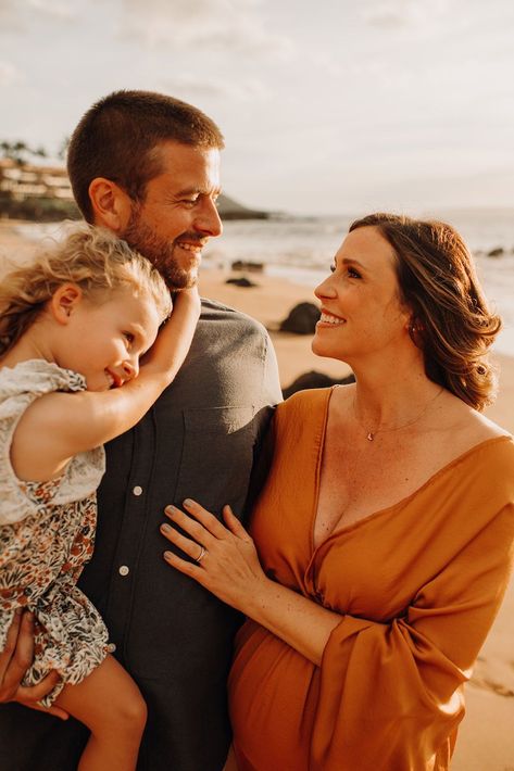 For some fun family photo poses, try maternity photos in the water, especially if you're near the beach—it's a beautiful and natural setting. Coordinating maternity family photo outfits can bring everyone together, and for blended family photos, think about casual, relaxed looks that show off your unique bond. Book Rodrigo for pictures of your family maternity photos or family pictures on vacation at rodrigomoraesphotography.com. Don’t forget to save this pin for later! Pictures On Vacation, Maternity Pictures Beach, Unique Maternity Pictures, Blended Family Photos, Hawaii Family Photoshoot, Fun Family Photoshoot, Photos In Hawaii, Photo Outfits Family, Couples Photography Poses