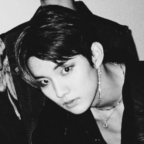 Sunwoo The Boyz Black And White, The Boyz Q Icons, Changmin Black And White, The Boyz Night Aesthetic, The Boyz Kevin Aesthetic, Hades Greek Mythology, Changmin The Boyz, Aesthetic Gif, Phone Icon