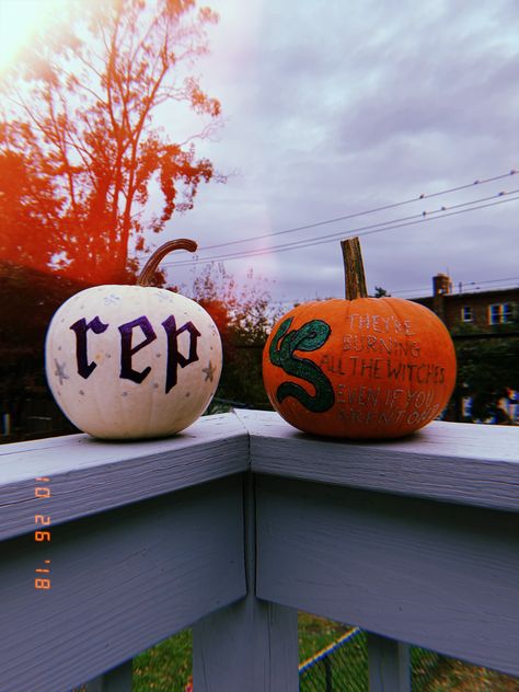 Taylor Swift reputation pumpkins Pumpkin Carving Ideas Taylor Swift Reputation, Taylor Swift Themed Pumpkin Painting, Painted Pumpkin Ideas Thanksgiving, Taylor Swift Pumkin Ideas, Taylor Swift Halloween Pumpkin, Taylor Swift Pumpkin Decorating, Reputation Pumpkin, Taylor Swift Halloween Party, Cute Pumpkin Painting Ideas Aesthetic