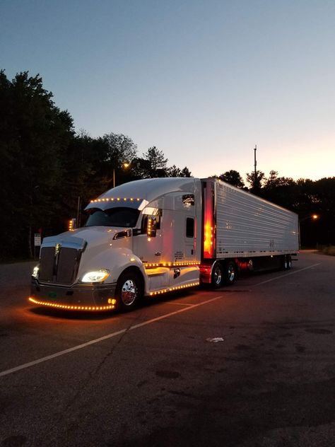 Kenworth T680 Custom, Kenworth T680, Custom Truck Beds, Tractor Trailer Truck, Custom Big Rigs, Road Train, Truck Paint, Drifting Cars, Kenworth Trucks