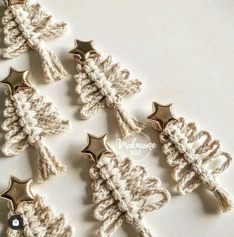 Winter Holiday Crafts, Knitting Patterns Free Blanket, Macrame Wall Hanging Patterns, Handmade Christmas Crafts, Crochet Christmas Ornaments, Macrame Patterns Tutorials, Handmade Christmas Decorations, Macrame Decor, Macrame Tutorial