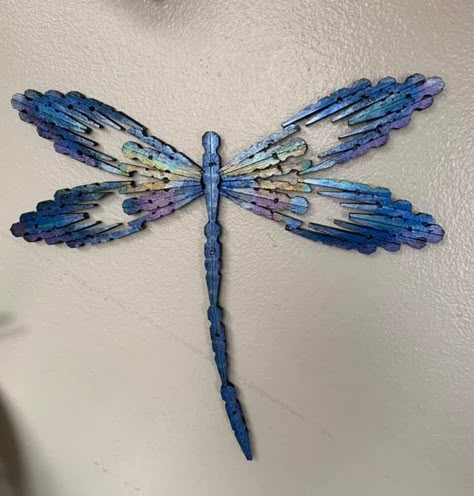 Home Decor Ideas Paper, Dragonfly Yard Art, Clothespin Crafts Christmas, Clothespin Diy Crafts, Wooden Clothespin Crafts, Clothespins Diy, Paper Flower Wall Hanging, Clothespin Art, Dragon Fly Craft