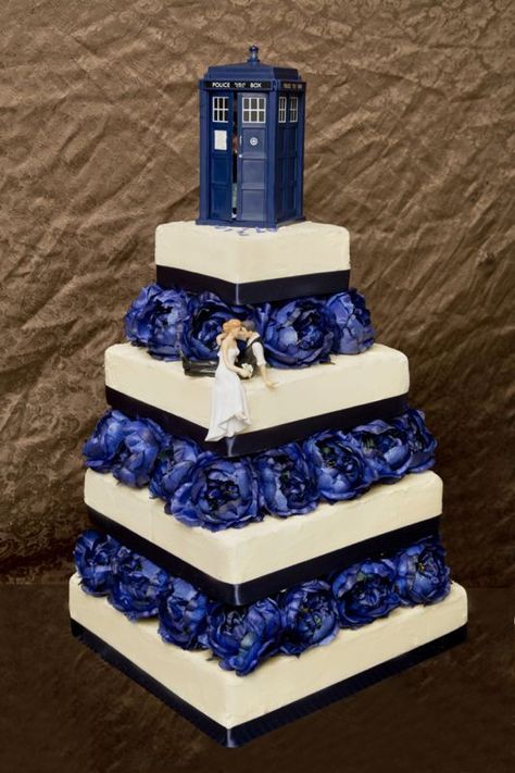 Tardis Wedding Cake, Doctor Who Wedding Cake, Dr Who Cake, Doctor Who Cakes, Tardis Cake, Doctor Who Clara, Doctor Who Rose, Doctor Who Wedding, Doctor Who Tumblr