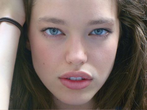 Emily Didonato Ruslana Korshunova, Bleached Eyebrows, Pretty Nose, Emily Didonato, Model Face, Pale Skin, Pink Lips, Makeup Inspo, Pretty Face