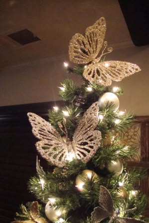 Borboletas na árvore de natal Monarch Butterfly Christmas Tree, Butterfly Christmas Tree Topper, Butterfly Christmas Ornaments, Butterfly Christmas Tree Ideas, Christmas Butterflies, Butterfly Christmas Tree, Christmas Sleigh Decorations, Fall Christmas Tree, Christmas Butterfly