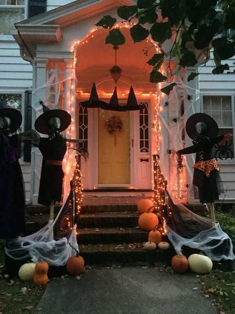 Halloween Decorations Hedges, Halloween Decor Outside Front Porches, Cute Halloween Patio Decor, Covered Porch Halloween Decor, Halloween Decor Ideas For The Home Outdoor, Cool Halloween Decorations Outdoor, Outdoor Halloween Lights On House, Front Yard Decor Halloween, Spooky House Decor Outside