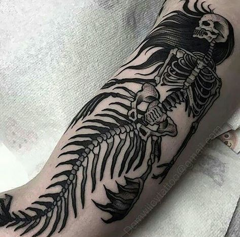 25 Beautiful Tattoo Sleeve Ideas for Women - Mom's Got the Stuff Tropisches Tattoo, Tropical Tattoo, Mermaid Skeleton, Skeleton Tattoo, Kunst Tattoos, Tattoos Mandala, Skeleton Tattoos, 4 Tattoo, Geniale Tattoos