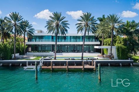 miami. Miami Modern Architecture, Miami Homes, Casa Miami, Miami Beach Mansion, Florida Apartment, Miami Beach House, Miami House, Miami Mansion, Mansion Aesthetic