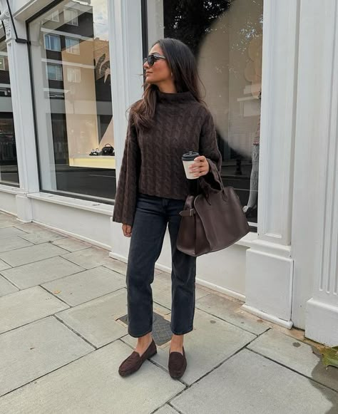 Chocolate Shoes Outfit, Brown Loafer Outfits Women, Cocobeautea Outfit, Brown Mules Outfit, Brown Flats Outfit, Brown Loafers Outfit Women, Loafer Outfits Women, Loafer Outfits, Work Fits