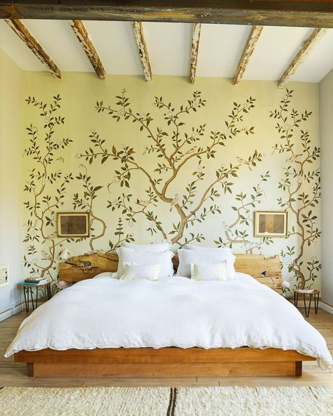 Miranda Brooks at Home in Brooklyn with floral tree of life hand painted wallpaper by Gracie Studio Gournay Wallpaper, Miranda Brooks, Bedroom Wallpaper Ideas, De Gournay Wallpaper, Living Room Warm, Dream Furniture, Bedroom Wallpaper, Wallpaper Trends, Trendy Bedroom