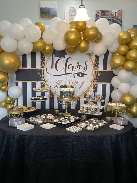 Graduation Party Cake Table, Cake Table Graduation, Entertaing Appetizers, Grad Dessert Table, Graduation Cake Table Ideas, Grad Party Dessert Table Ideas, Indoor Graduation Party, Graduation Cake Table, Grad Party Food Table