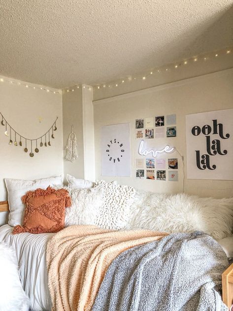 modern dorm room | minimalistic | boho | girls dorm room | college decor | girls college room | college essentials | dorm room ideas | dorm room ideas for girls in college | dorm decor | dorm room layouts | | college aesthetic | college dorm checklist | dorm room art | picture wall | dorm collage | Wall Collage Pictures Aesthetic Dorm, Dorm Bed Pillows, Dorm Room With Lights, Colorful Minamilist Bedroom, Dorm Room Ideas High Bed, Wall Decor College Dorm, Long Wall Decorating Ideas Bedroom, Dorm Lights Ideas, Color Schemes For Dorm Rooms