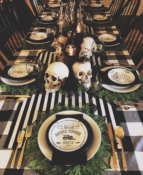 Halloween Dining Room, Spooky Dinner, Halloween Table Settings, Halloween Camping, Room Table Decor, Halloween Tablescape, Casa Halloween, Halloween Party Dinner, Diy Halloween Decor