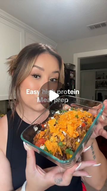 Elizabeth Salazar on Instagram: "Recipe below 👇🏻 One pan meals are my favorite 😋   Macros:  With quest chips 549 calories, 25g fat, 37g carbs, 45g protein   Without chips 399 calories, 20g fat, 32g carbs, 28g protein   What you’ll need: 1lb ground turkey  1 red bell pepper  1/2 cup onion  Handful of cilantro  1tsp cumin Salt & pepper to taste 1 1/2 cup reduced sodium black beans 1 can hatch green chilies  1 cup enchilada sauce (I used siete brand) 1/2 cup frozen corn  Optional: 1 bag of nacho quest chips, cilantro, queso fresco.   About 1 1/2 cups served out in each container . . . #mealprep #mealprepideas #mealprepping #mealprepmonday #mealpreplife #easymeals #easymealprep #highprotein #highproteinmeals #dinnerideas #lunchideas #quickmeals #quickrecipes #onepotmeal #fitness #weightloss Quest Chips Nachos, Quest Protein Chips Recipes, Quest Chips Recipes, Protein Chips Recipe, Trader Joes Meal Planning, Tuna Protein, Quest Chips, Protein Snacks Recipes, Protein Chips