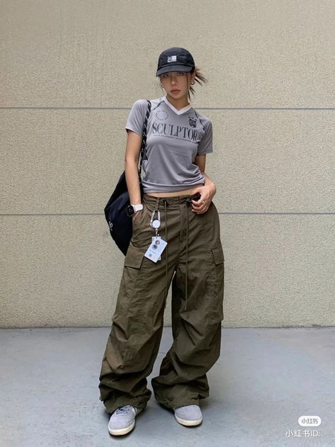 [Promotion] 82 Top Cargo Pants Outfit Street Style Tips and Tricks You Need To See This Summer #cargopantsoutfitstreetstyle Cargo Pants Outfit Street Style, Tomboy Outfit Ideas, Pakaian Hipster, Cargo Outfit, Style Types, Mode Hippie, Pose Fotografi, Cargo Pants Outfit, Baggy Clothes