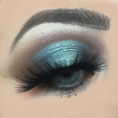 Cool toned gray and blue eyeshadow look Morphe 29a palette Instagram: torihumphriesmua Cool Tones Eyeshadow, Grey Eye Makeup, Ball Makeup, Blue Eyeshadow Looks, Morphe Eyeshadow, Grey Eyeshadow, Eyeshadow Ideas, Cute Eyeshadow Looks, Mermaid Magic