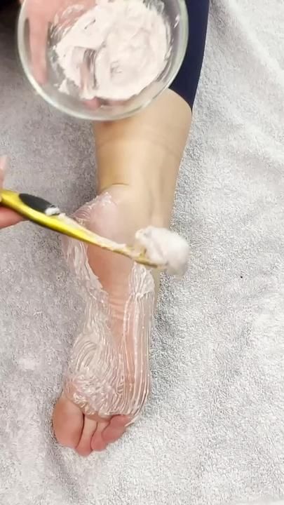 Soft Feet Remedy, Cracked Heels Diy, Cracked Feet Remedies, Homemade Pedicure, Cracked Heel Remedies, Pedicure Tips, Heel Care, Soft Heels, Diy Skin Care Routine