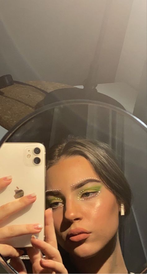 Green Pearl Makeup, Eye Makeup 2023, Green Eyeshadow Makeup, Makeup For Prom, Colourful Makeup, Green Eye Makeup, Makeup 2023, Cute Eyeshadow Looks, Prom Eye Makeup