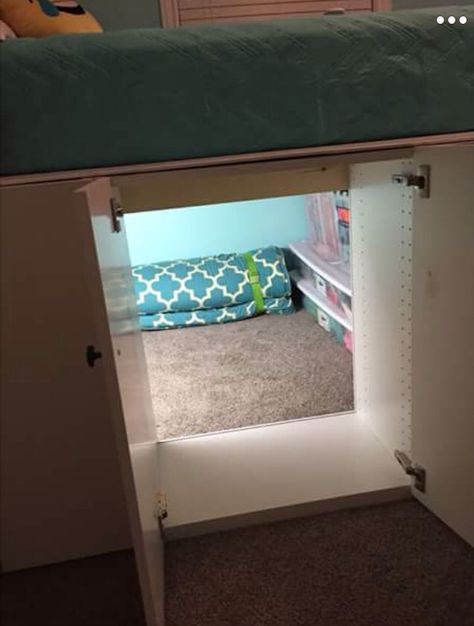 IKEA cabinets made into secret space for kids under bed Queen Loft Beds, Diy Loft Bed, Bed In Closet Ideas, Tiny Bedrooms, Diy Bathroom Furniture, Diy Apartment Furniture, Furniture Small Spaces, Cute Bedroom Ideas, Pallet Furniture Bedroom