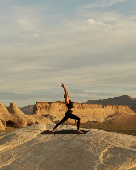 Embracing the festive spirit, experiences begin at sunrise, encouraging a moment of reflection before the day ahead. Gentle meditations and yoga classes take place at first light, followed by nourishing breakfasts, snorkelling above coral reefs and hiking across breathtaking terrain, all guided by the sun as it carves its path across the sky. Namibia Photoshoot, Aesthetics People, Sun Meditation, Yoga Sunrise, Manifesting Life, Yoga Nature, Yoga Master, Coral Reefs, Yoga Classes